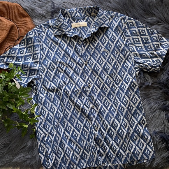 Tommy Bahama Other - LAST CHANCE {Tommy Bahama} short sleeve shirt